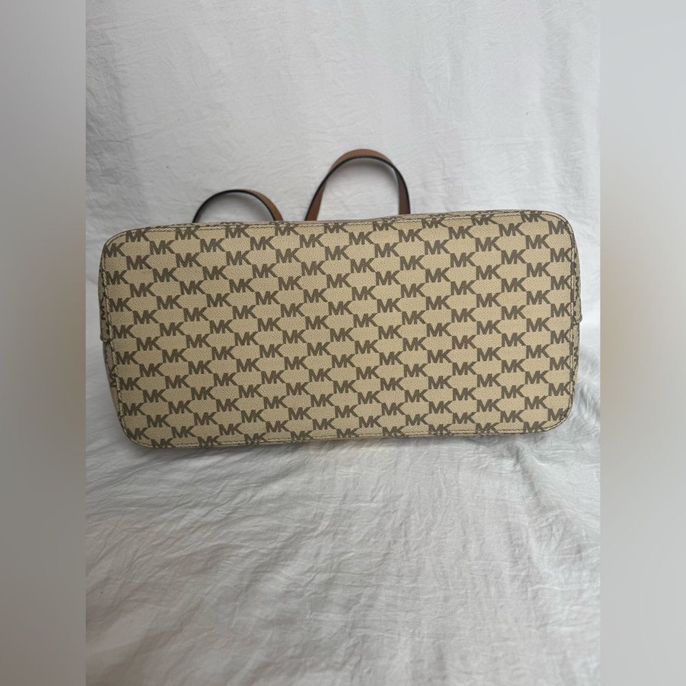 Michael Kors Emry XL Top Zip Tote - Picture 7 of 9